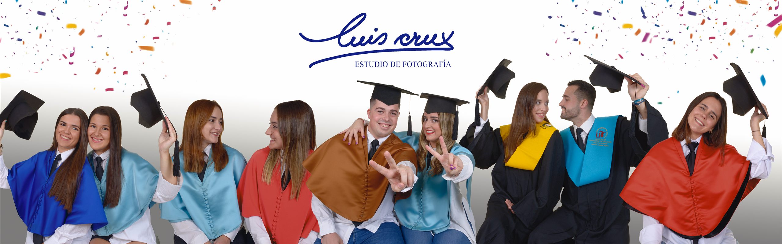 Graduados celebrando el final de curso en Luis Crux Estudio